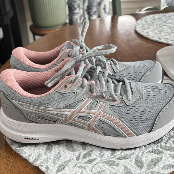 Ladies ASIC sneakers - Picture 1 of 8